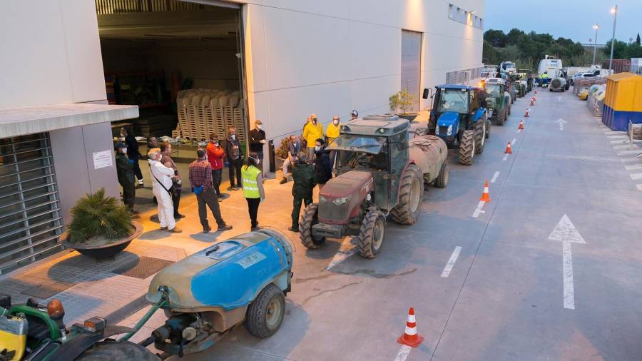 Los tractores de los payeses de la ciudad se sumaron en las tareas de limpieza y desinfección. FOTO: Aj. Vila-seca