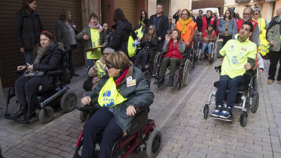 Recorregut pels carrers de Móra d’Ebre amb cadira de rodes, ahir. FOTO: JOAN REVILLAS