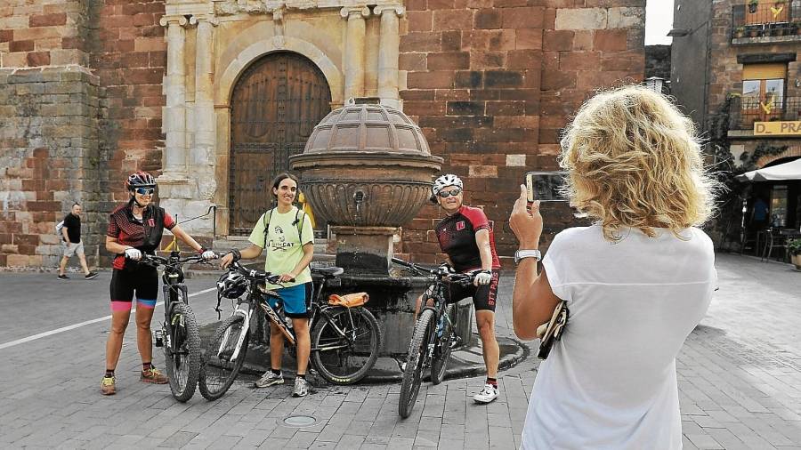 La font renaixentista de la plaça Major és un dels símbols turístics de la vila vermella. FOTO: Alfredo González
