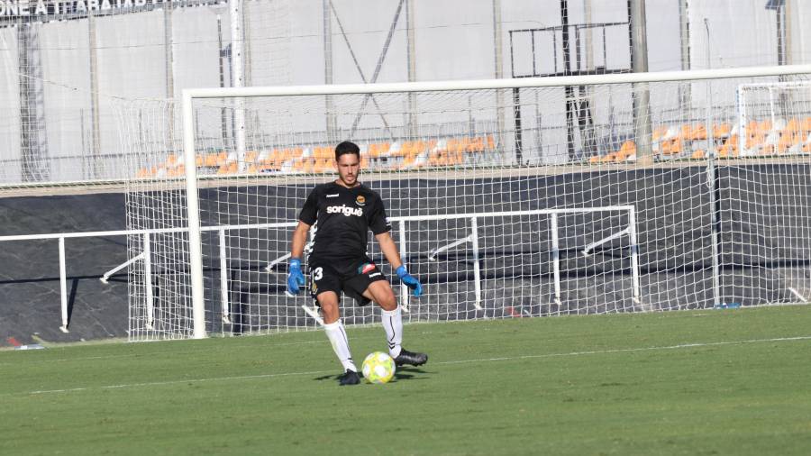 Gonzi controla el esférico durante el encuentro amistoso en Paterna ante el Valencia Mestalla. foto: nàstic