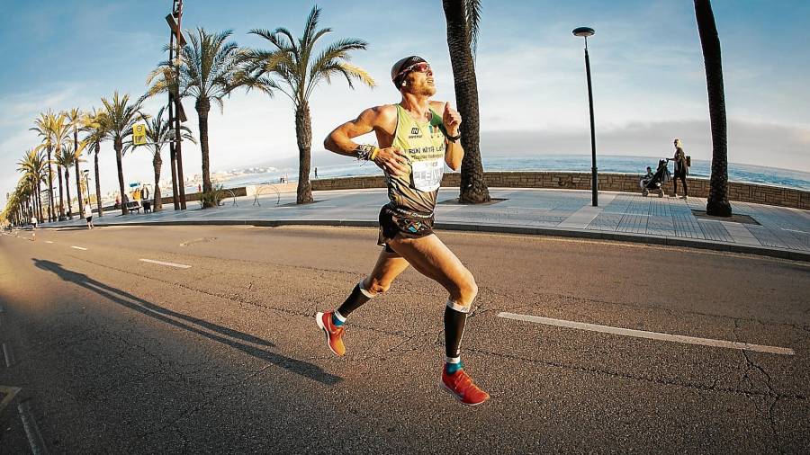 El ganador de la carrera de 10 kilómetros, Jaume Leiva, en medio de la prueba disputada en Salou. Foto: Marcos Cabrera