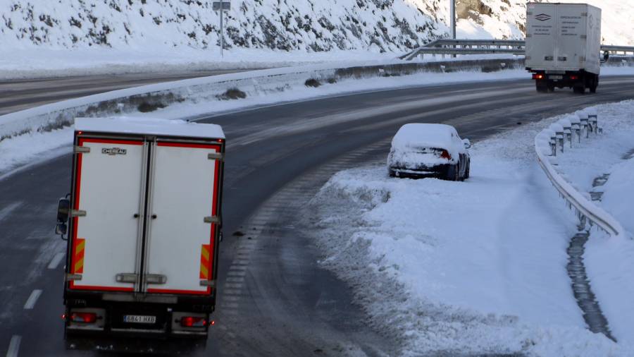 Estado con nieve de la carretera C-25 a la salida de Sant Bartomeu (Barcelona), este martes por la mañana