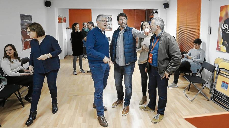 Un momento de la llegada de Sergio del Campo a la sede de Ciutadans en Tarragona, ubicada en la calle Pons d’Icart. FOTO: Pere Ferré