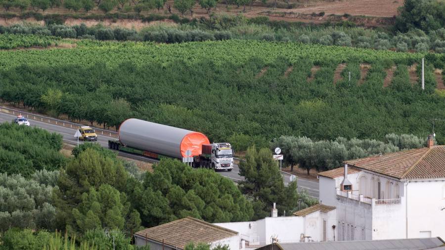 Transport especial de part d’un aerogenerador, ahir a l’N-420 a Corbera d’Ebre. FOTO: Joan Revillas