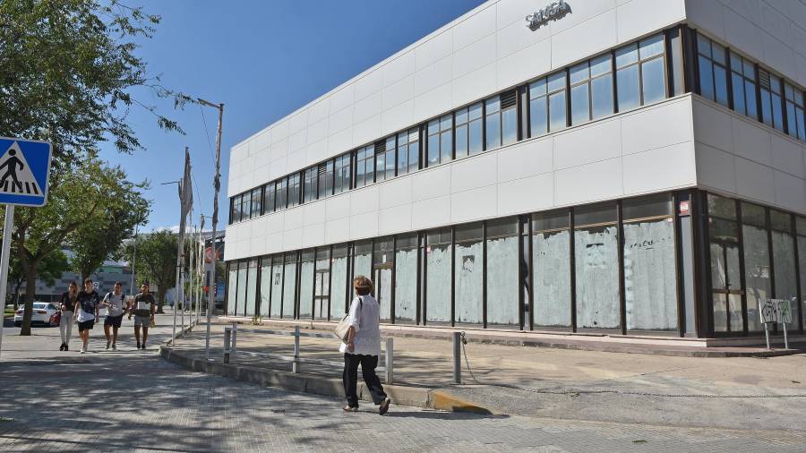 El nuevo bazar de Hiper Asia se abrirá en este edifcio, el antiguo concesionario de coches Samsa Citroën. Foto: alfredo gonzález
