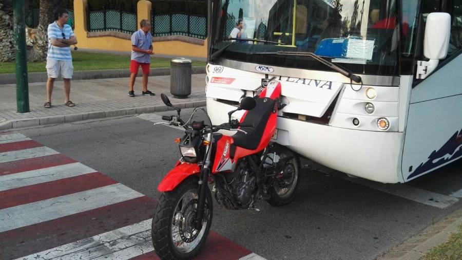 La moto habría colisionado con el autobús después de frenar por un peatón que ha cruzado en rojo. Foto: DT