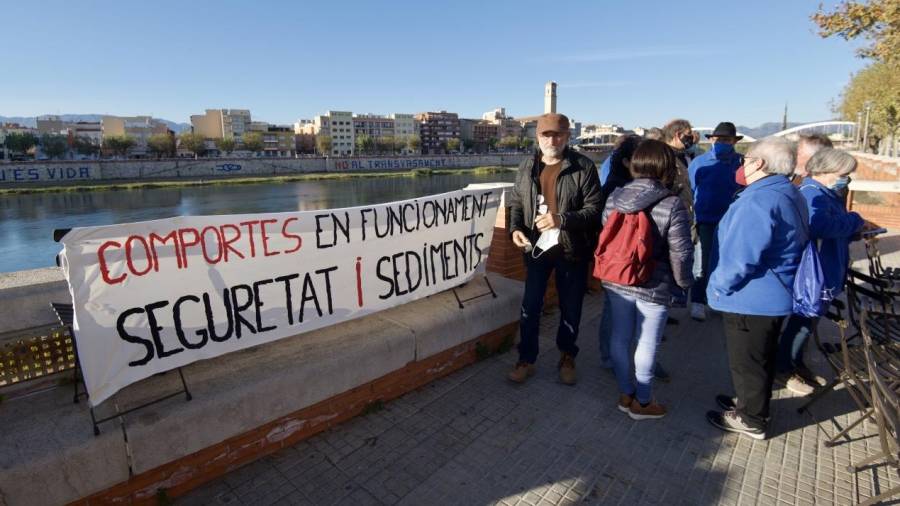 Les entitats concentrades ahir en una roda de premsa davant de l’Ebre, a Tortosa. FOTO: JOAN REVILLAS