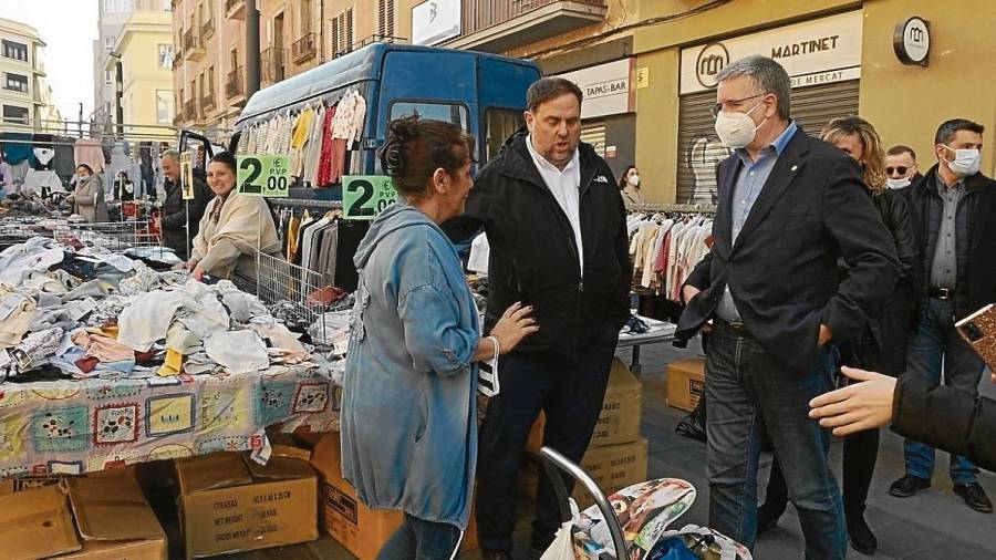 Oriol Junqueras y el alcalde Pau Ricomà, ayer, en la calle Reding con comerciantes. Foto: Alfredo González