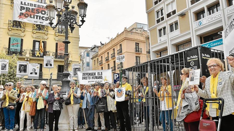 Los Avis i Àvies per la Llibertat de Reus se han manifestado alrededor de las celdas de la ANC. FOTO: Alfredo González