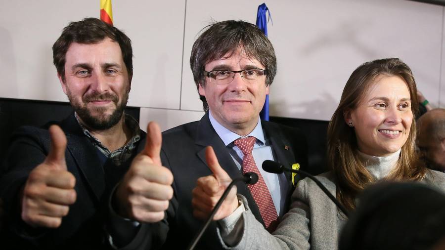 El expresidente de la Generalitat y candidato de Junts per Catalunya, Carles Puigdemont (c), celebra los resultados de las elecciones. FOTO: EFE