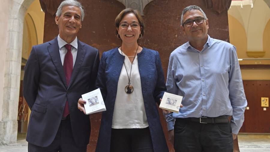 D’esquerra a dreta, Josep Bertran, de Repsol, la regidora Begoña Floria i el director d’Arola Editors, Alfred Arola.FOTO: alfredo gonzález