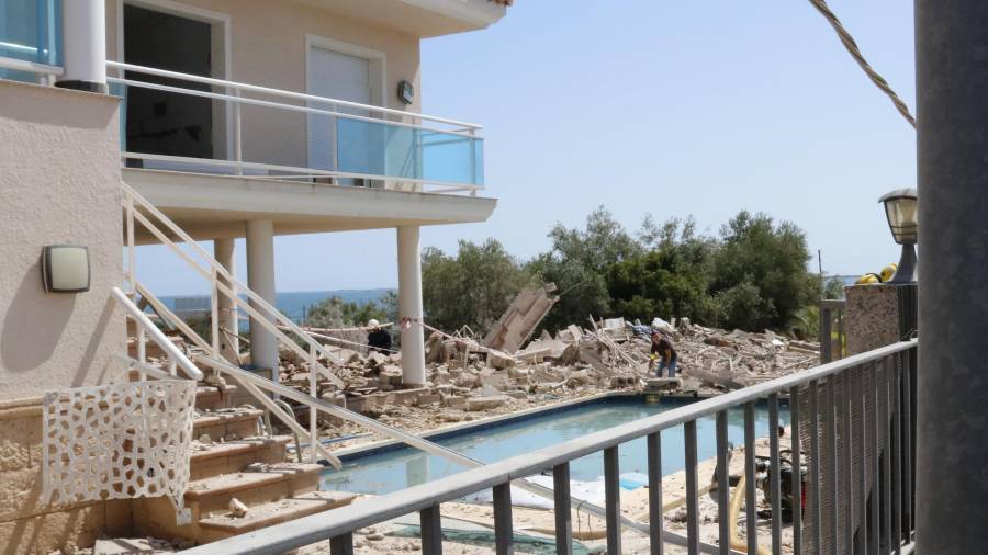 Pla general de la casa esfondrada a Alcanar, convertida en runa al darrere d'una piscina, el 17 d'agost del 2017. ACN