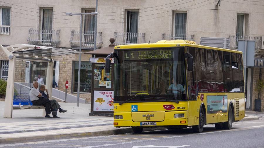 Imatge d’un autobús de la línia Tortosa-Jesús-Roquetes. FOTO: JOAN REVILLAS