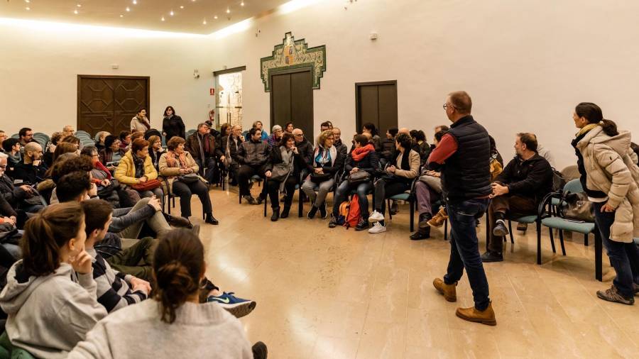 La sala gran del castell de Santa Coloma va ser l’escenari de la reunió, amb una bona resposta. FOTO: JOAN BORONAT
