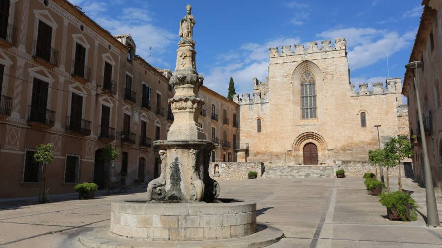 La plaça del Monestir, de planta quadrada, està presidida per la font amb l’estàtua de sant Bernat Calvó. FOTOGRAFIES: PERE FERRÉ