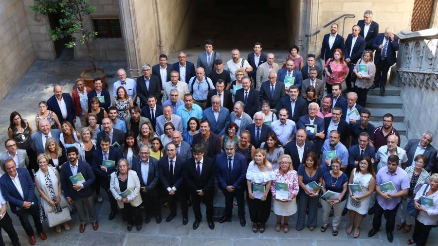 Fotografía de familia con todas las entidades del Pacte per a la Reforma Horària. Foto: ACN