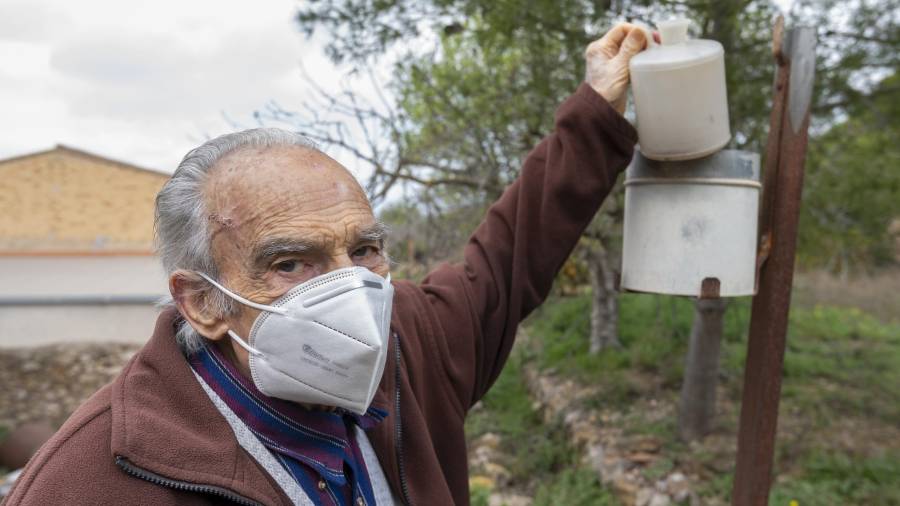 Josep Lleixà, amb el pluviòmetre que té al pati de casa seva. FOTO: JOAN REVILLAS