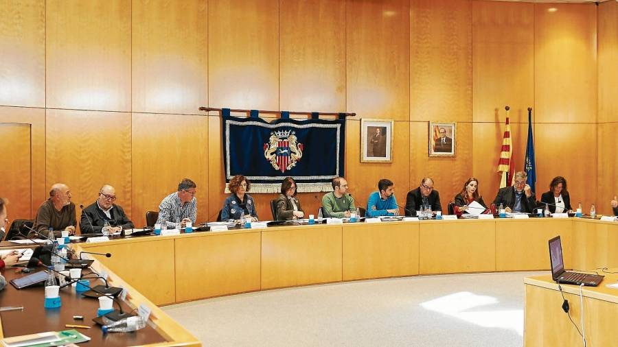 Los concejales del gobierno en un momento del debate celebrado ayer por la mañana en la sala de plenos. FOTO: ALBA MARINÉ