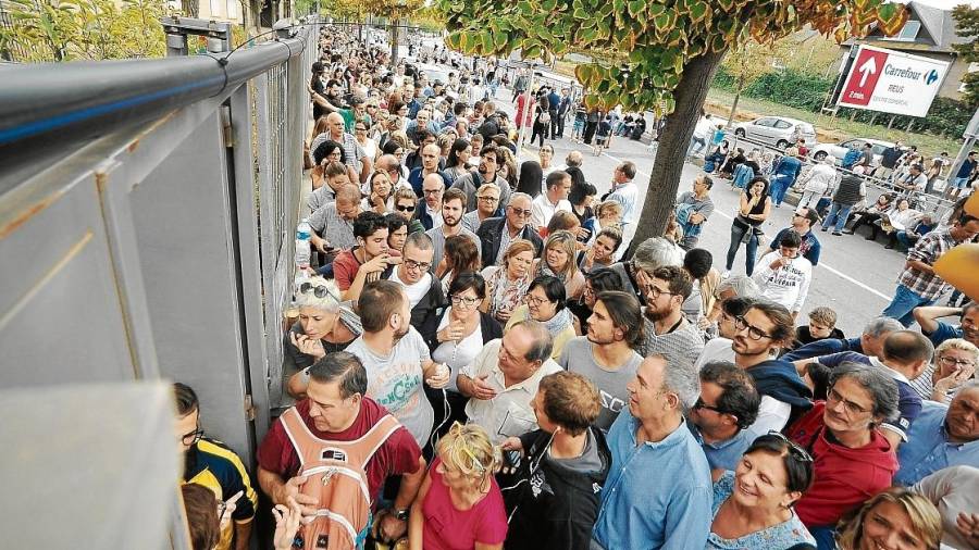 Larga cola de votantes el 1 de octubre de 2017 en el colegio Joan Rebull de Reus. FOTO: Alfredo González/DT