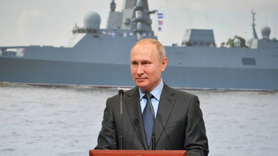 El presidente ruso, Vladímir Putin, ofrece un discruso durante una ceremonia de colocación de la quilla en dos embarcaciones rusas en el astillero de Severnaya
