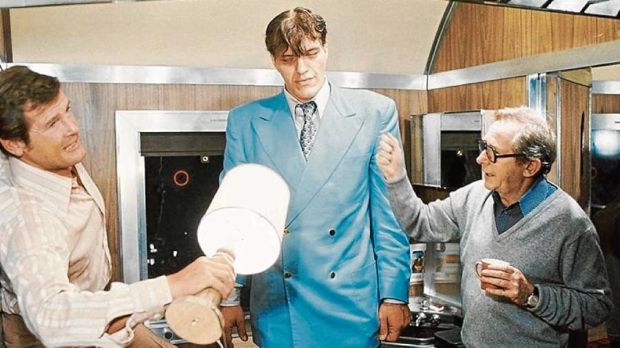 Lewis Gilbert (d), junto a Roger Moore y Richard Kiel (c), durante el rodaje de un filme de 007. FOTO: Eon Production