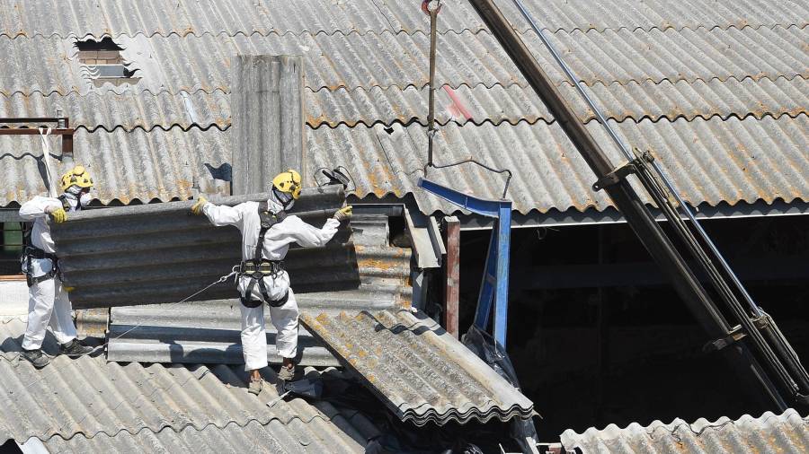 Trabajadores de una empresa especializada, retirando la uralita, un material tóxico por culpa del amianto. Foto: Alfredo Gonález