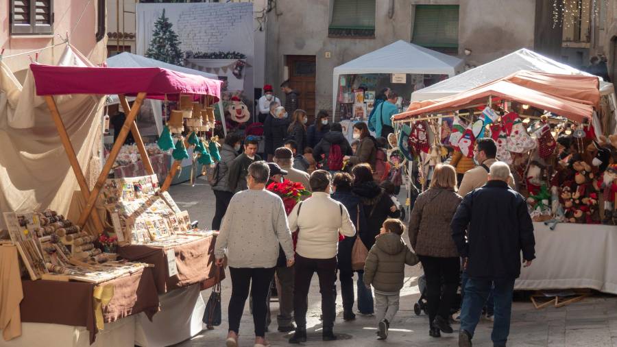 Durant la Fira de Nadal, comerciants i artesans venen i promocionen els seus productes. FOTO: Joan Revillas