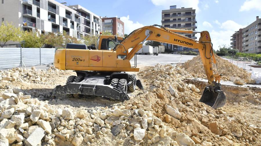 Se han iniciado las obras de construcción del primer bloque de pisos en el antiguo aparcamiento. FOTO: ALFREDO GONZÁLEZ