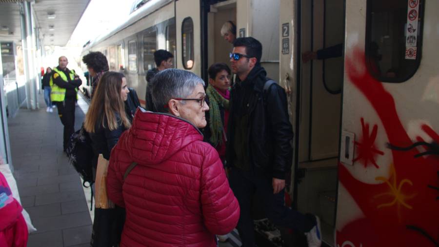 Imagen de los pasajeros esta mañana en la estación de Tarragona. ACN