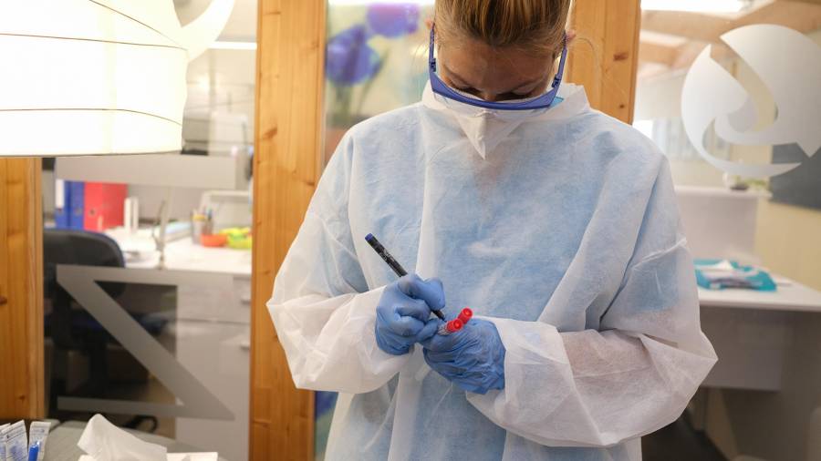 Trabajos con pruebas PCR en un laboratorio de Tarragona. Foto: Fabián Acidres