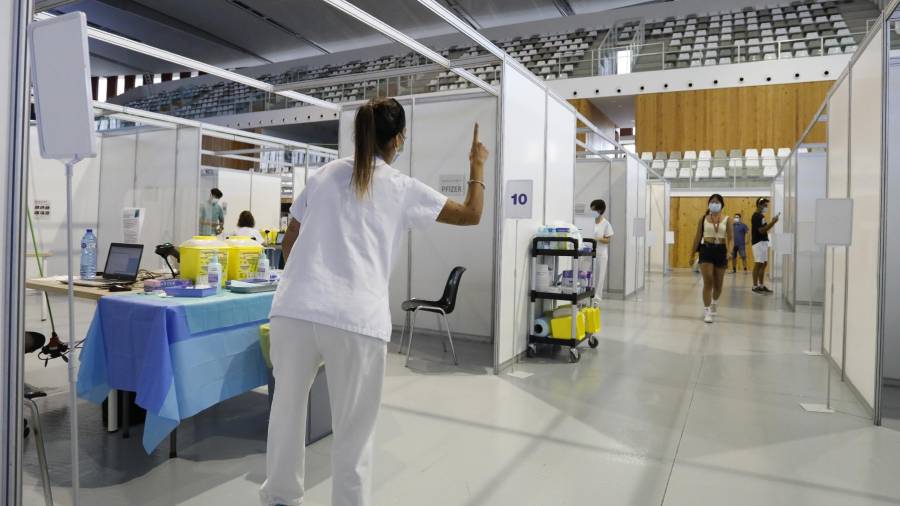 Una enfermera da indicaciones a una joven para vacunarse, ayer en el Palau d’Esports. Foto: Pere Ferré