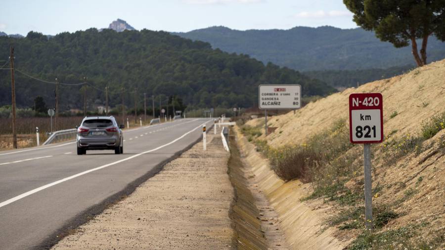 La carretera N-420, a su paso por la Ribera d’Ebre. La carretera une Tarragona con Córdoba. Foto: Joan Revillas