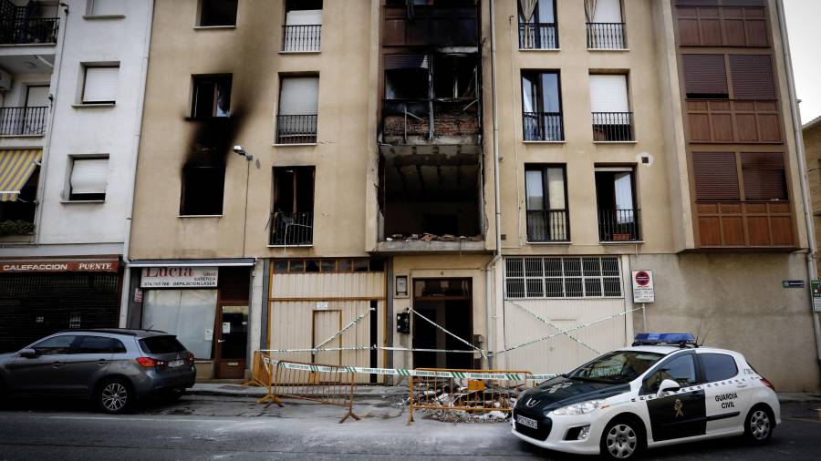 Una persona ha muerto y trece han resultado heridas, una muy grave, como consecuencia de una explosión de gas y un incendio en una vivienda. Foto: EFE