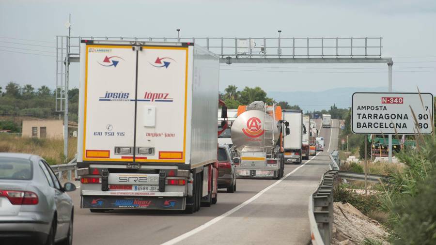 Imatge d’un grup de camions circulant per l’N-340 al seu pas per Sant Carles de la Ràpita. Foto: Joan Revillas