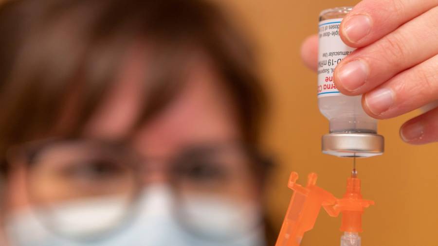 En las últimas 24 horas se han vacunado 8.825 personas en la provincia de Tarragona. Foto: EFE