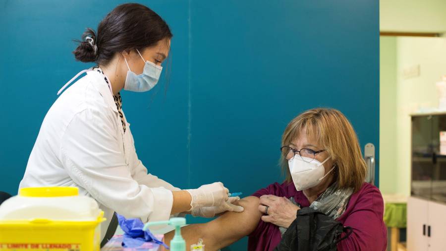 Una enfermera vacunando a una mujer en un centro de salud. FOTO: EFE