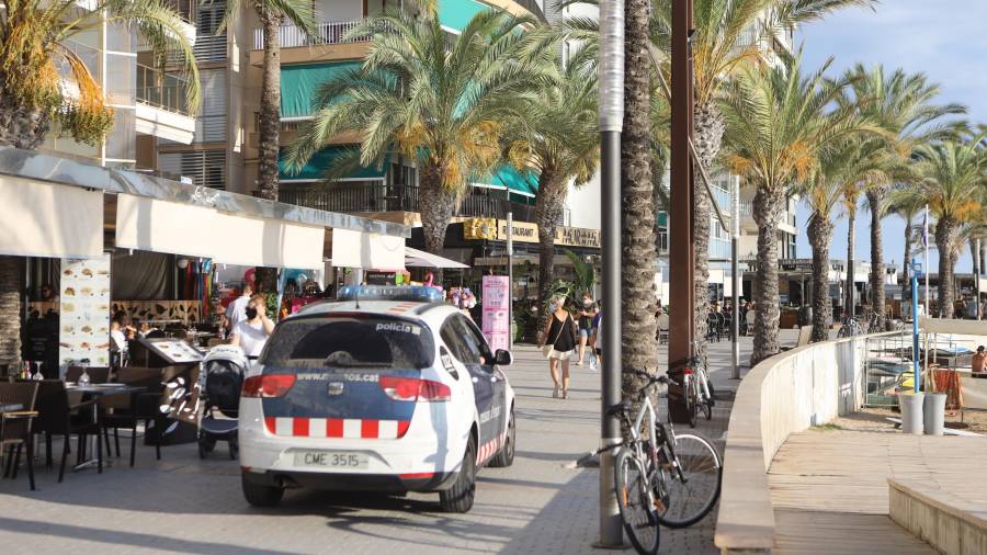 Un coche patrulla de Mossos en Salou. FOTO: Alba Mariné
