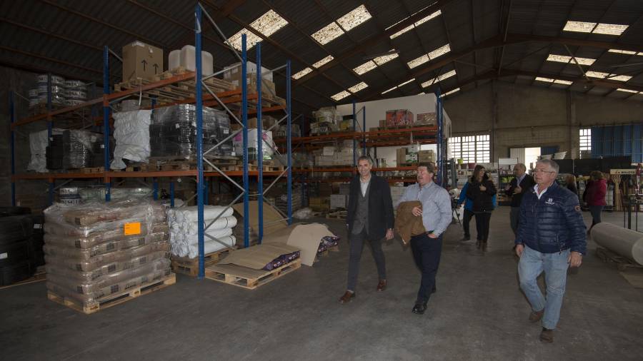 Membres del govern municipal i de la junta de la cooperativa, ahir al magatzem que ha estat adquirit pel Consistori.FOTO: JOAN REVILLAS