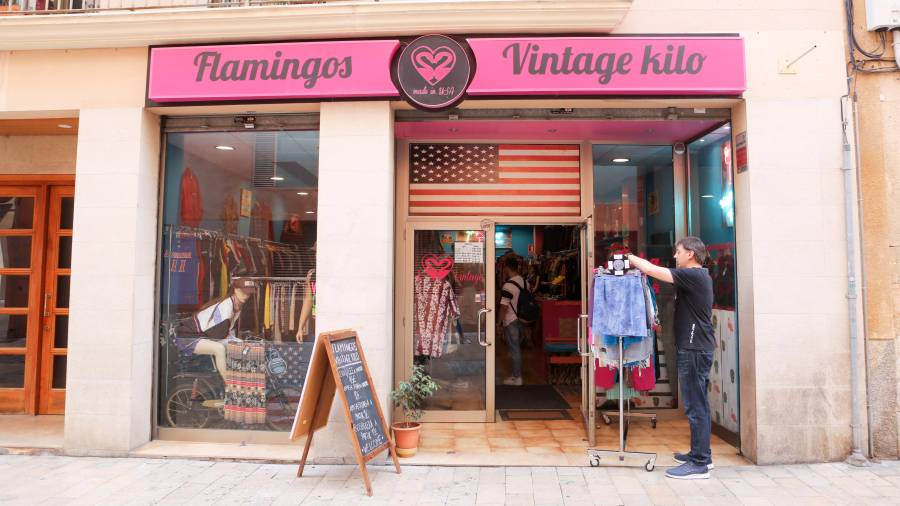 La tienda de ropa de segundamano Flamingos en la calle del Hospital. FOTO: Alba Mariné