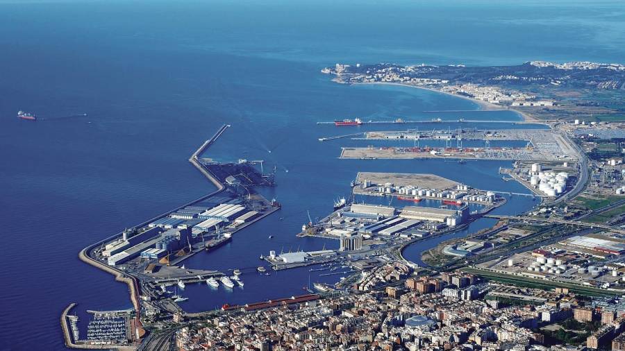 Imagen aérea del Port de Tarragona, entrada del Mediterráneo. FOTO: Cedida