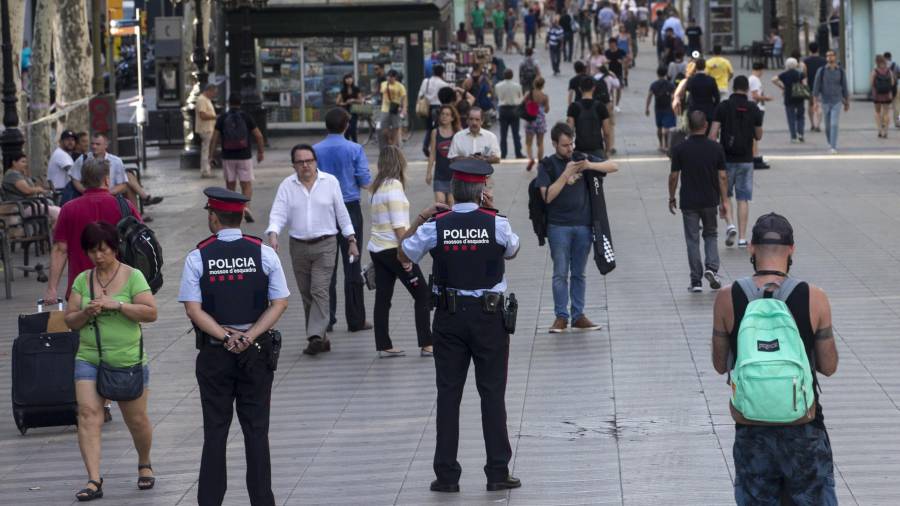 Imagen de archivo de Mossos patrullando en Las Ramblas de Barcelona