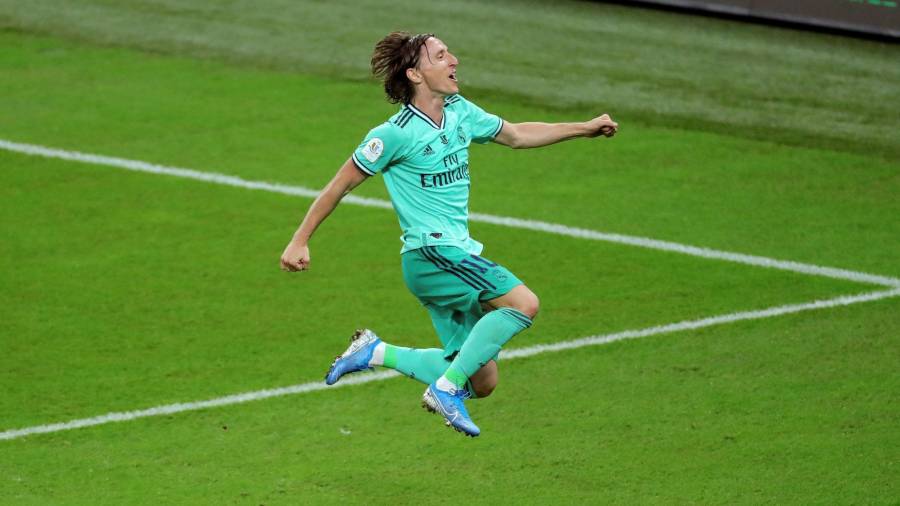 Luka Modric celebra el golazo conseguido ante el Valencia. FOTO: EFE