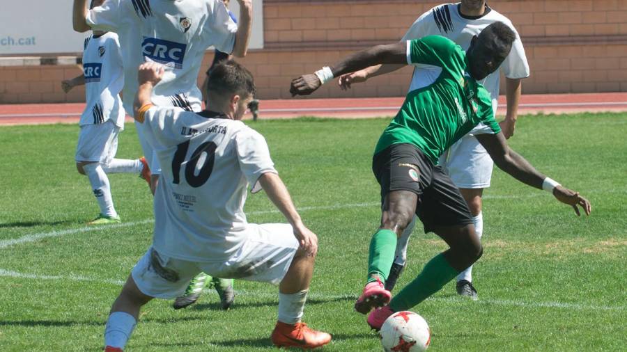 El jugador del Ascó Cheikh, controlando un balón en un partido de esta temporada. Foto: joan revillas