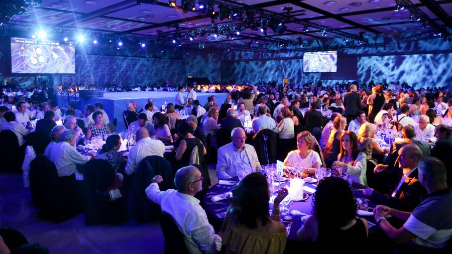 La Fundació PortAventura recuperó el formato de hace dos años, una cena sentados con espectáculo en directo. FOTO: Alba Mariné