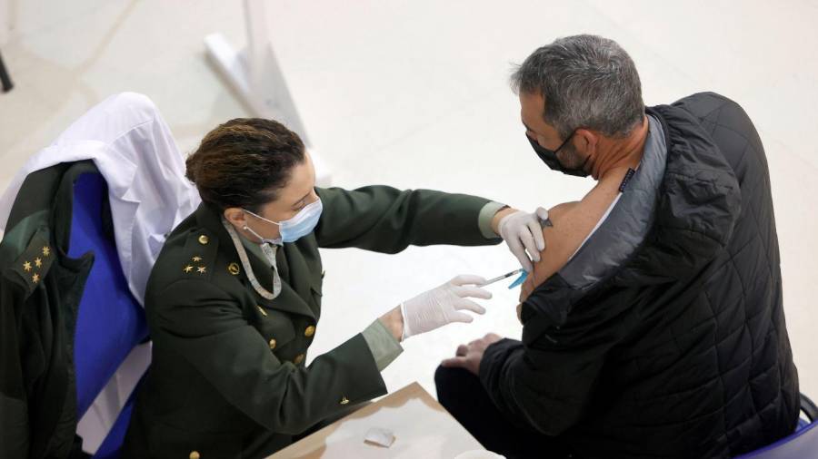 Imagen de archivo de una persona vacunándose. Foto: EFE