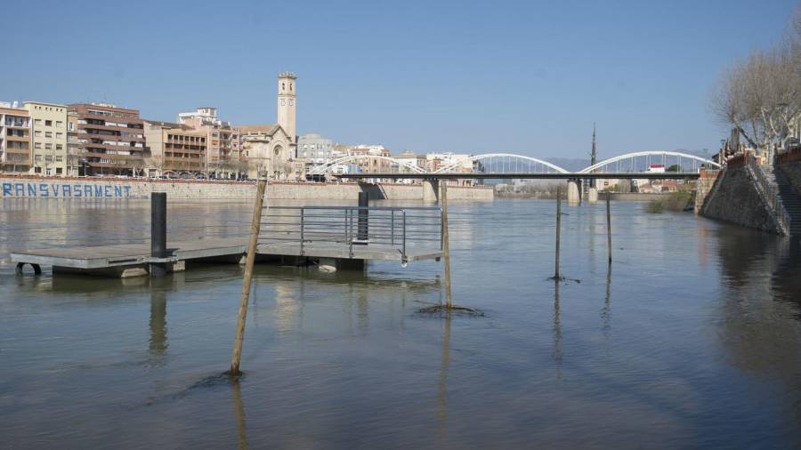 El cabal del riu Ebre al seu pas per Tortosa va provocar ahir la inundació de l’embarcador del Mercat Municipal. FOTO: JOAN REVILLAS
