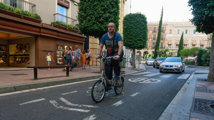 Un ciclista pasando por la Raval de Jesús, una de las zonas en las que se ha reforzado la señalización para dar prioridad a las bicicletas. FOTO: Fabián Acidres