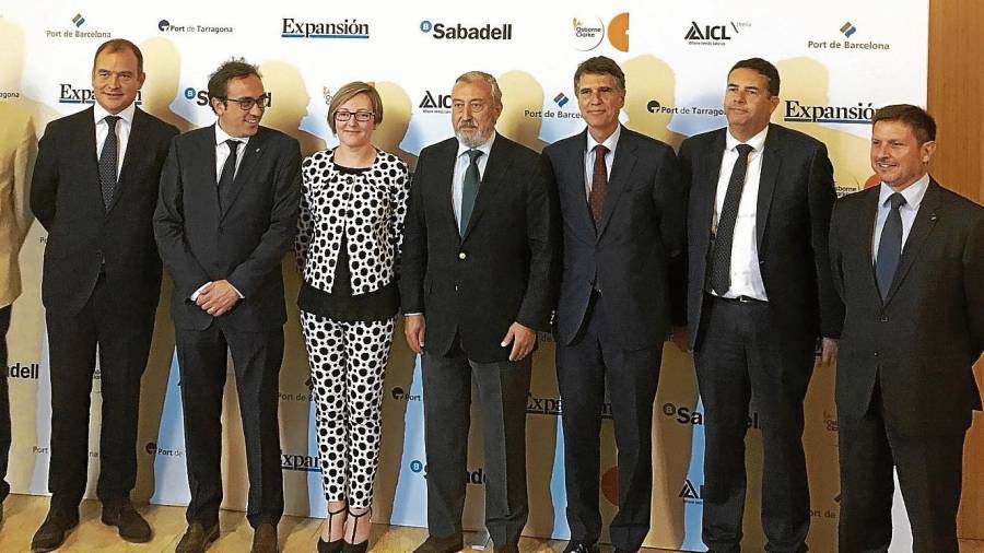 Los responsables de infraestructuras de las comunidades del arco mediterráneo, con el secretario de Estado y el presidente del Port de Tarragona.