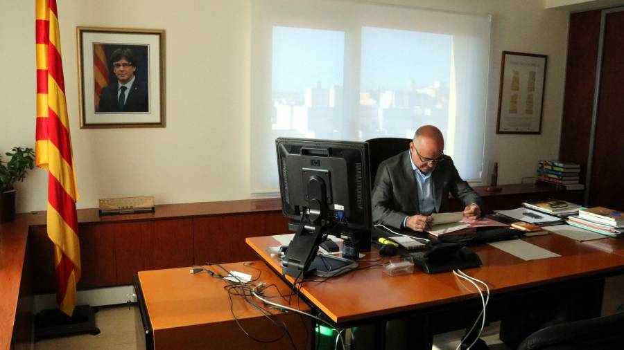 Òscar Peris, al seu despatx amb la foto de Carles Puigdemont a la pared del fons. FOTO: ACN