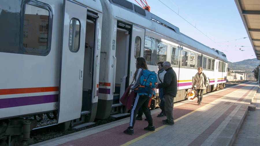 Imatge de viatgers pujant al tren a Montblanc en direcció Barcelona. FOTO: ALBA TUDÓ
